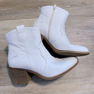Dirty Landry Unite white snake skin white short cowgirl cowboy Western booties 9